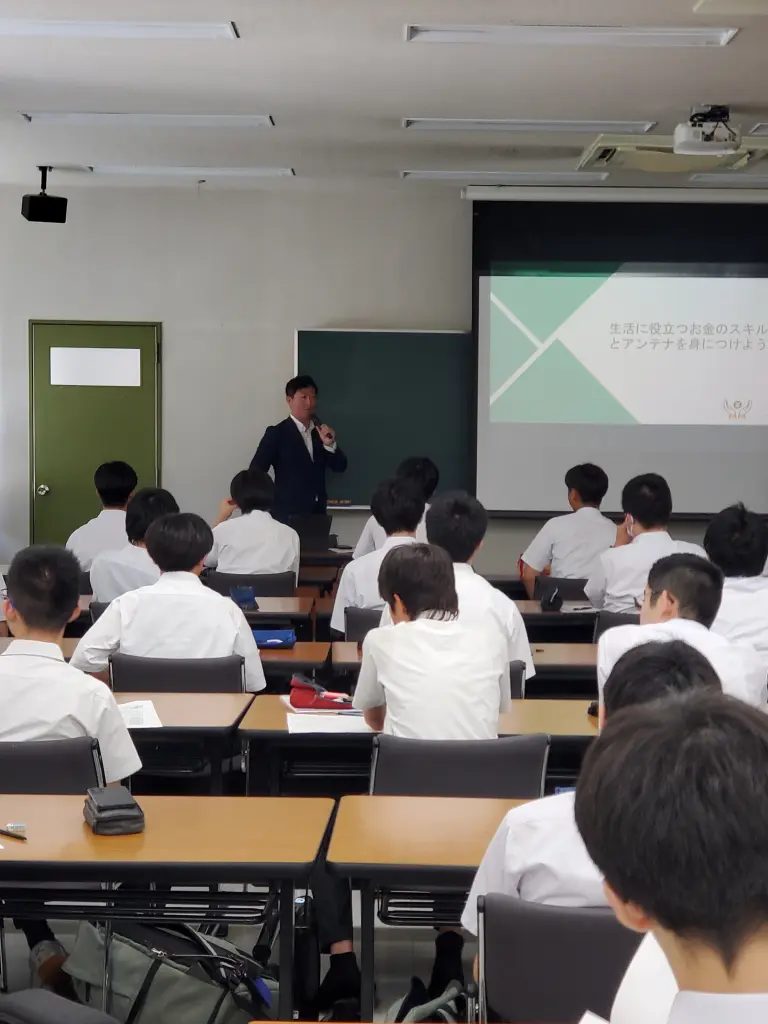 本郷中学校・高等学校で金融教育の出前授業を実施 - お知らせ - 一般