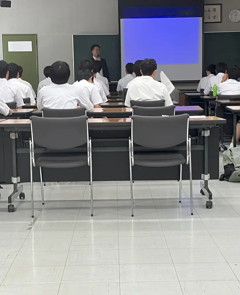 本郷中学校・高等学校で金融教育の出前授業を実施 - お知らせ - 一般